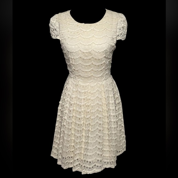 Miami Lace & Beige Keyhole Back Zipper Dress – Size Medium - Picture 1 of 10